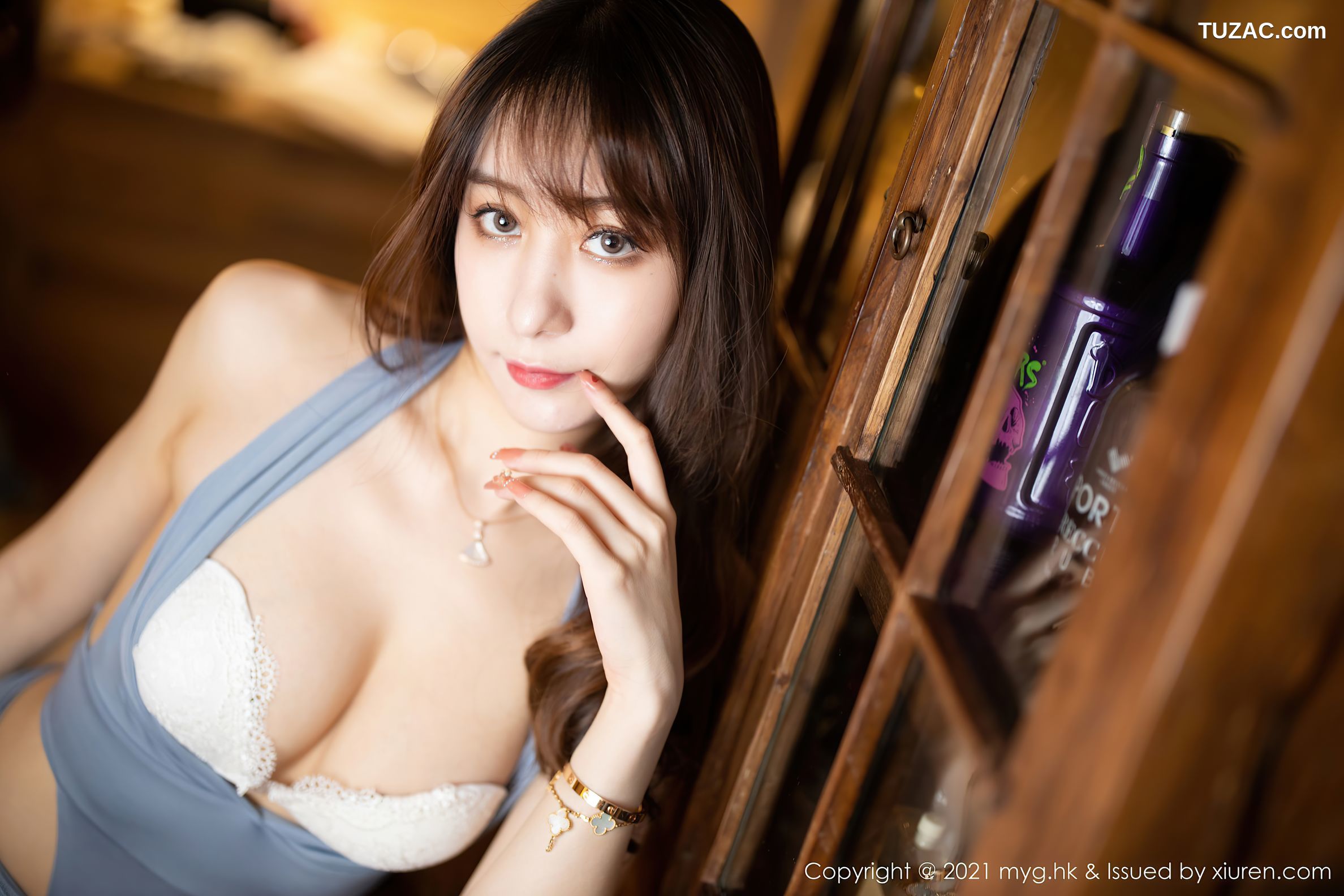 MyGirl美媛馆-613-水水er-长三角旅拍白睡袍白色镂空内衣-灰连衣短裙-2021.11.03