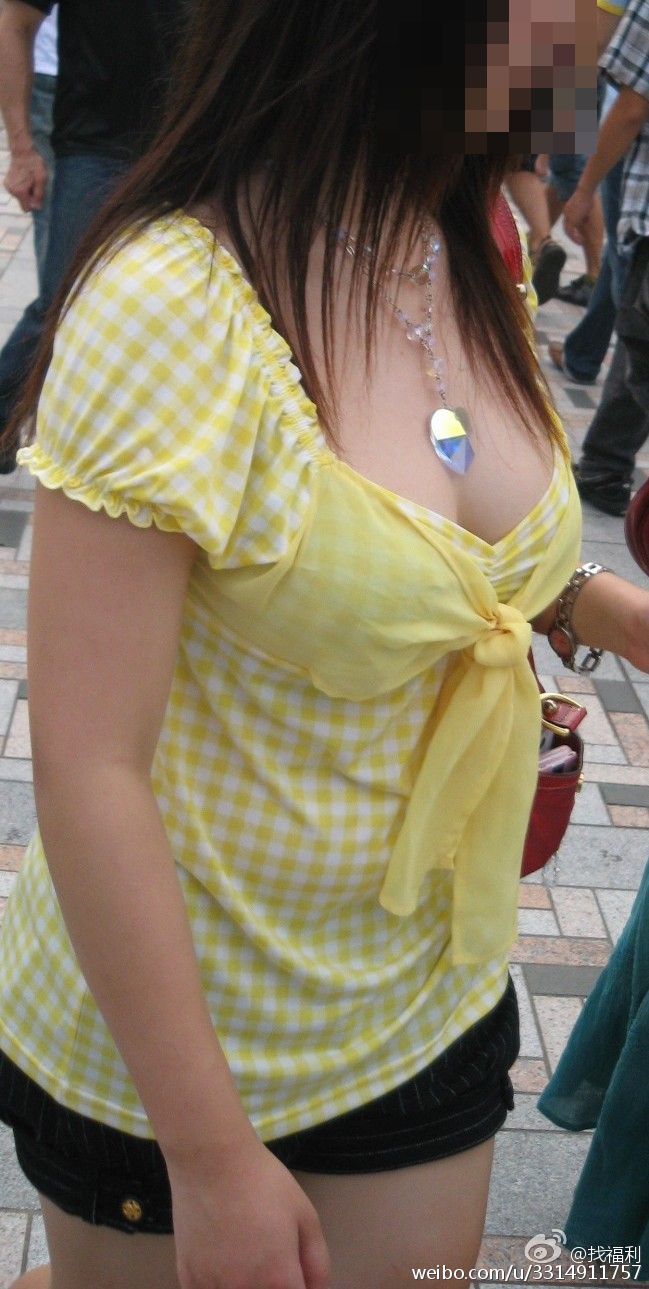 奶子走光