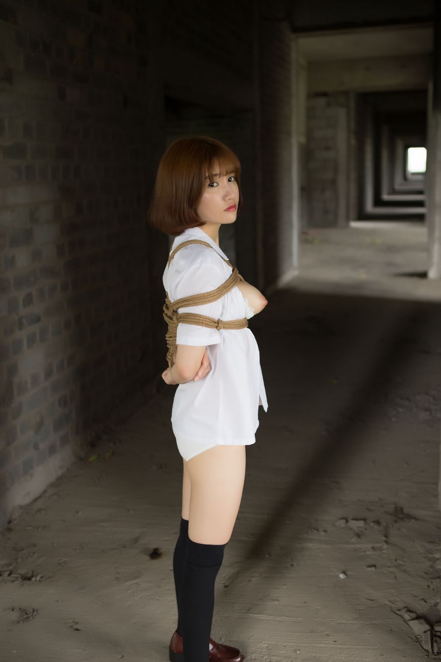 k8傲娇萌萌Vivian学生装野外SM无圣光[42P]