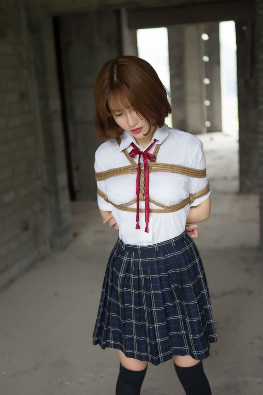 k8傲娇萌萌Vivian学生装野外SM无圣光[42P]