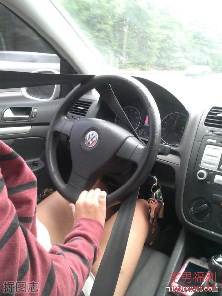 【内涵销魂图】又一波妹纸来袭，开车姿势太销魂了！