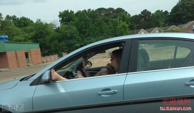 【内涵销魂图】又一波妹纸来袭，开车姿势太销魂了！