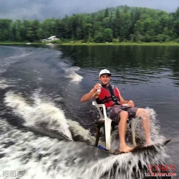 【内涵销魂图】又一波妹纸来袭，开车姿势太销魂了！