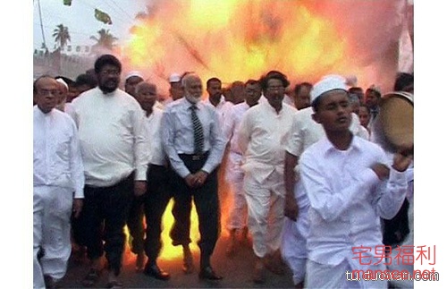 【内涵销魂图】又一波妹纸来袭，开车姿势太销魂了！