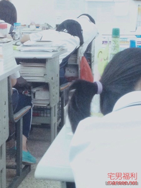 【内涵销魂图】又一波妹纸来袭，开车姿势太销魂了！