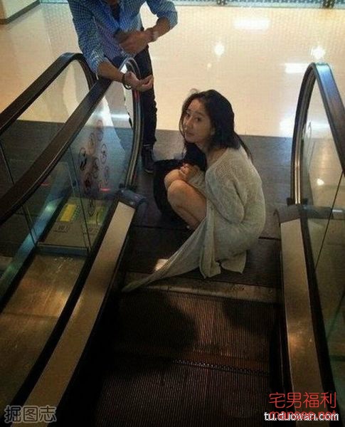 【内涵销魂图】又一波妹纸来袭，开车姿势太销魂了！