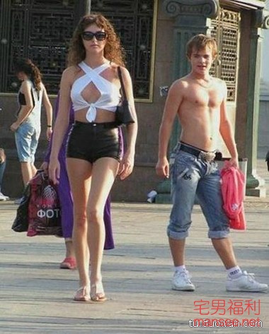 【内涵销魂图】又一波妹纸来袭，开车姿势太销魂了！