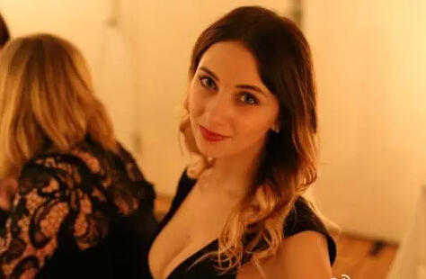 丹麦保守党副主席美爆了 穿成这样开大会