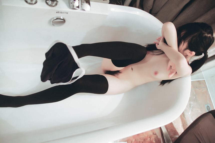 团子VIP会员套图系列-沐浴少女无圣光套图[70P]