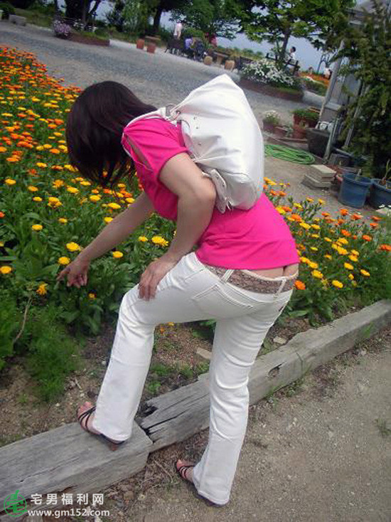 宅男福利：街拍低腰裤美女！