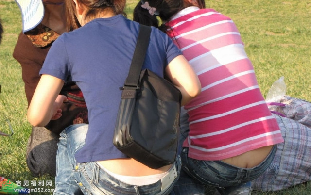 宅男福利：街拍低腰裤美女！