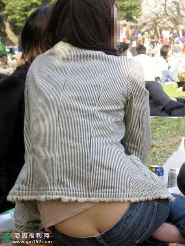 宅男福利：街拍低腰裤美女！