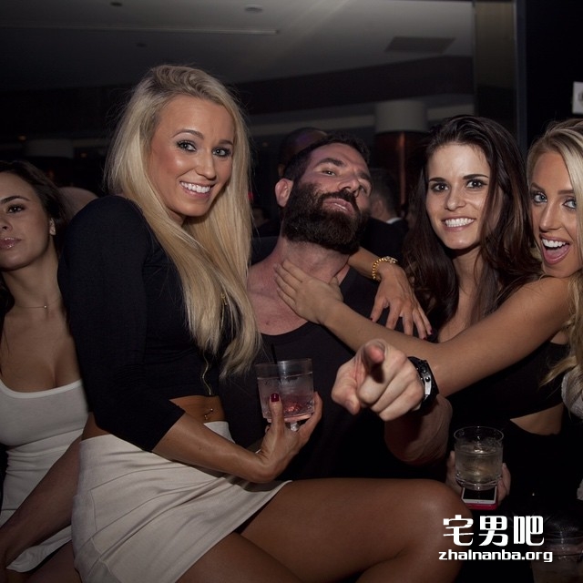 撸一撸》美富豪性爱派对场面堪比海天盛筵高清图集