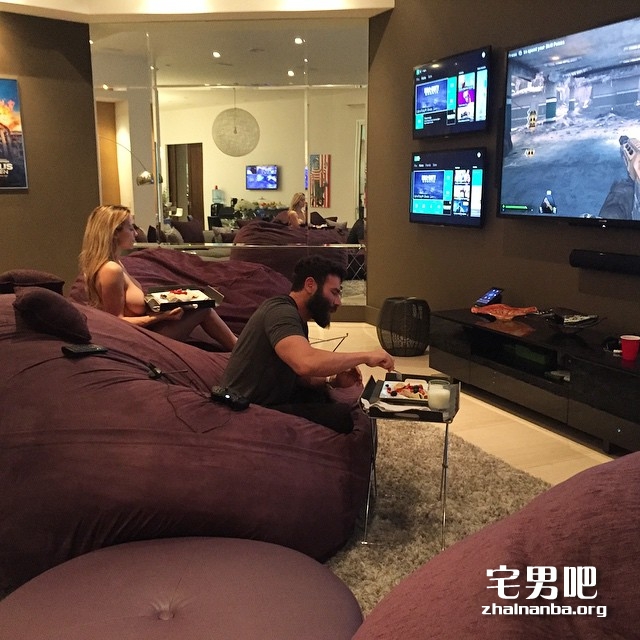 撸一撸》美富豪性爱派对场面堪比海天盛筵高清图集