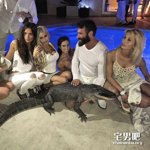 撸一撸》美富豪性爱派对场面堪比海天盛筵高清图集