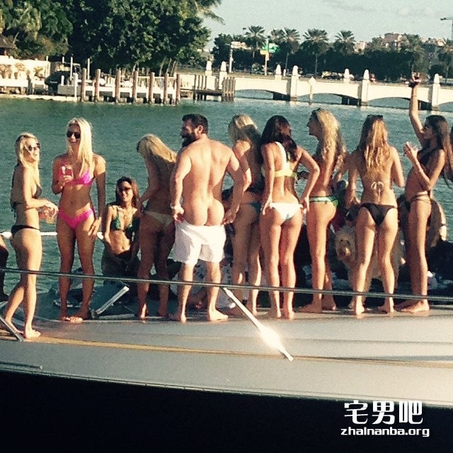 撸一撸》美富豪性爱派对场面堪比海天盛筵高清图集