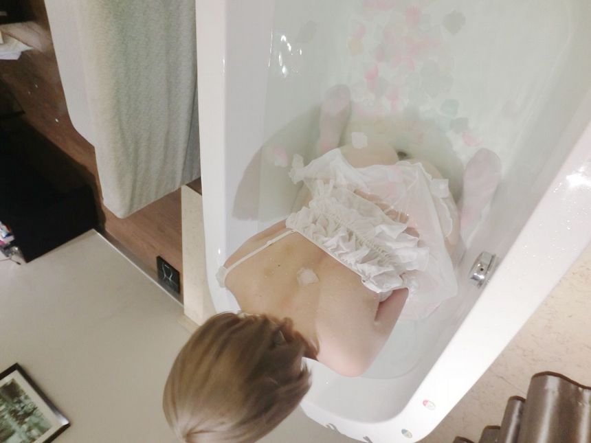 极品网络红人日奈森果浴室里的小天使[68P]