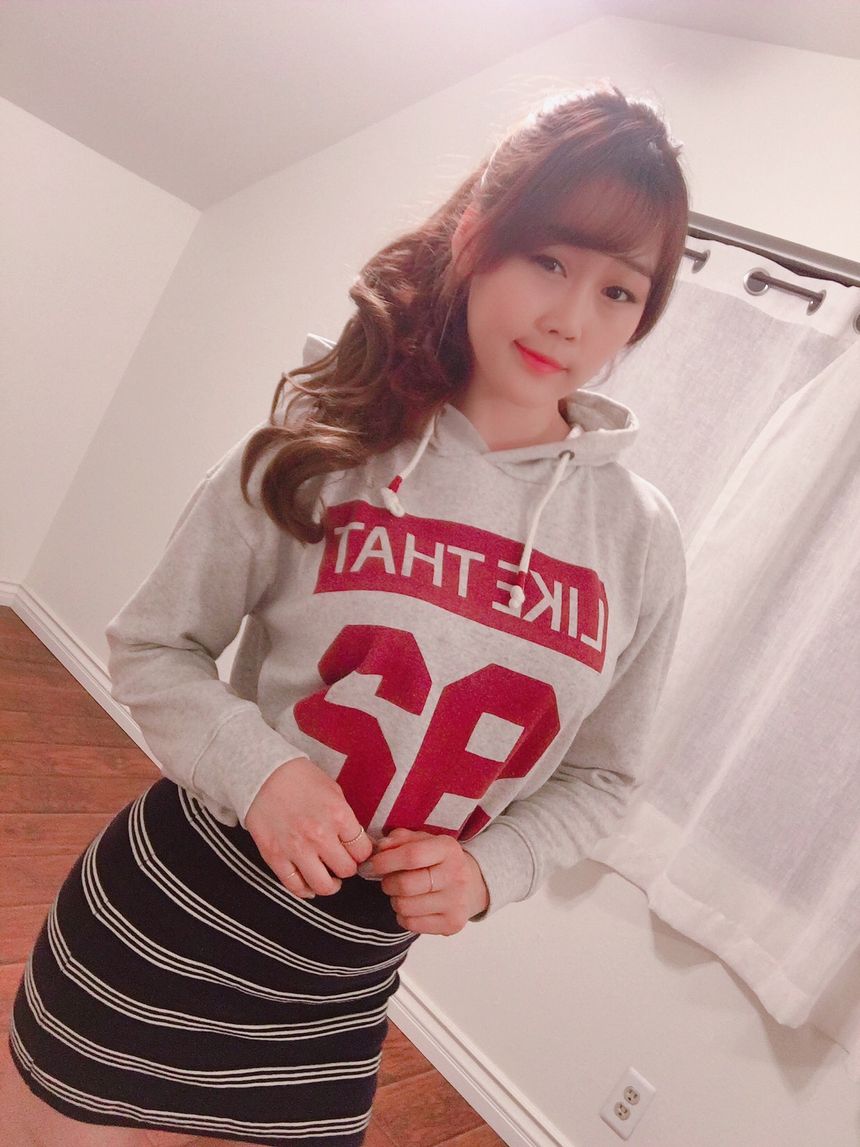 某知名主播私售不雅无圣光套图[53P]