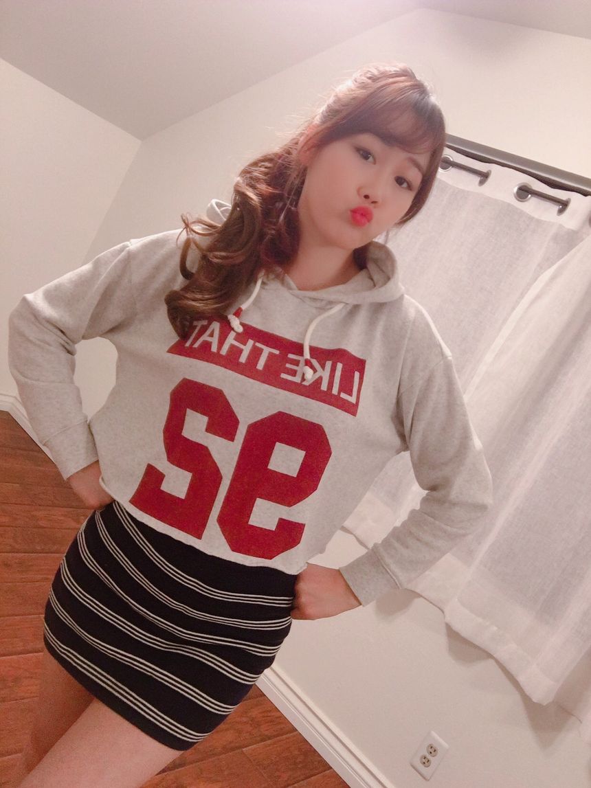 某知名主播私售不雅无圣光套图[53P]