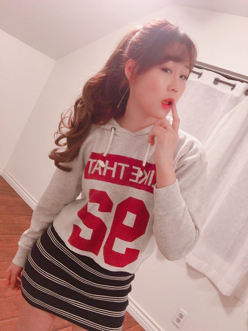 某知名主播私售不雅无圣光套图[53P]