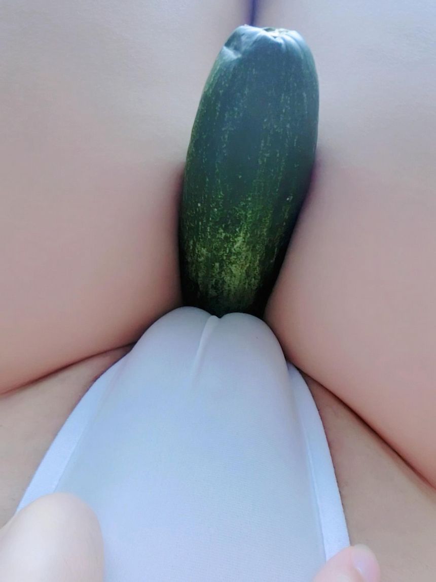 网络红人你们的小秋秋少女与黄瓜大尺度套图[24P]