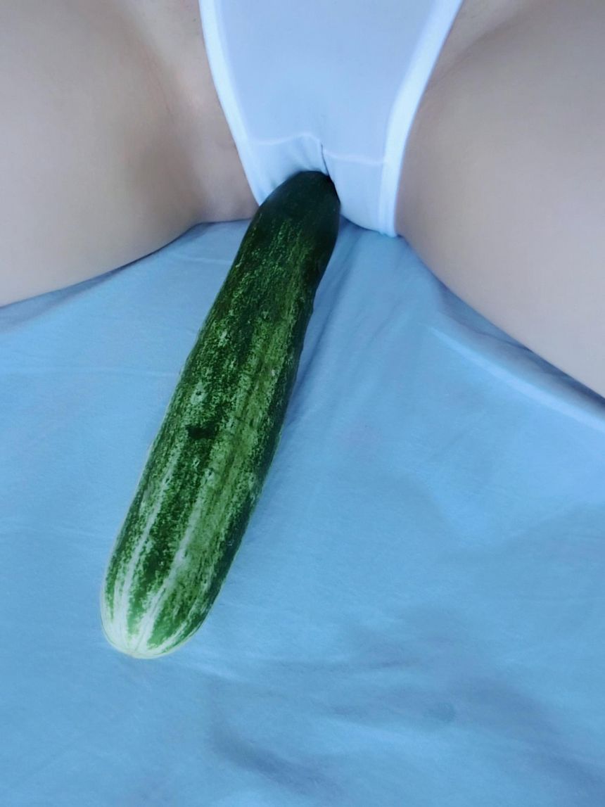 网络红人你们的小秋秋少女与黄瓜大尺度套图[24P]