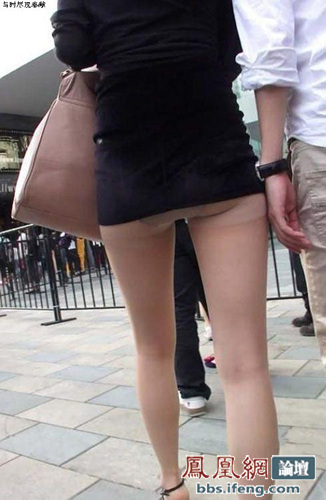 街头偷拍三里屯的露臀狂 透明肉丝丁字内裤可见