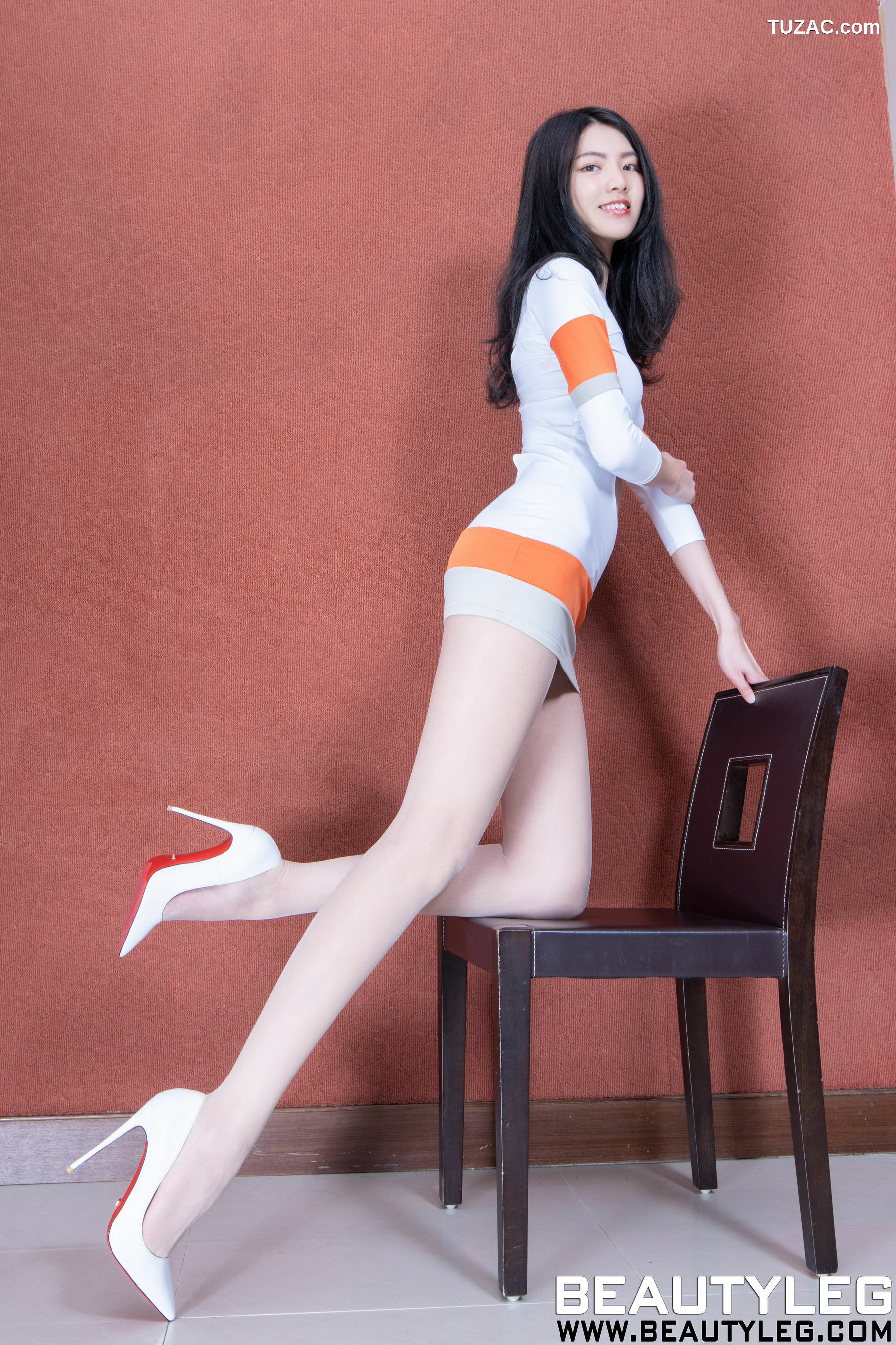 Beautyleg_ No.1932 腿模Yvonne《4组短裙丝袜美腿》 写真集[56P]