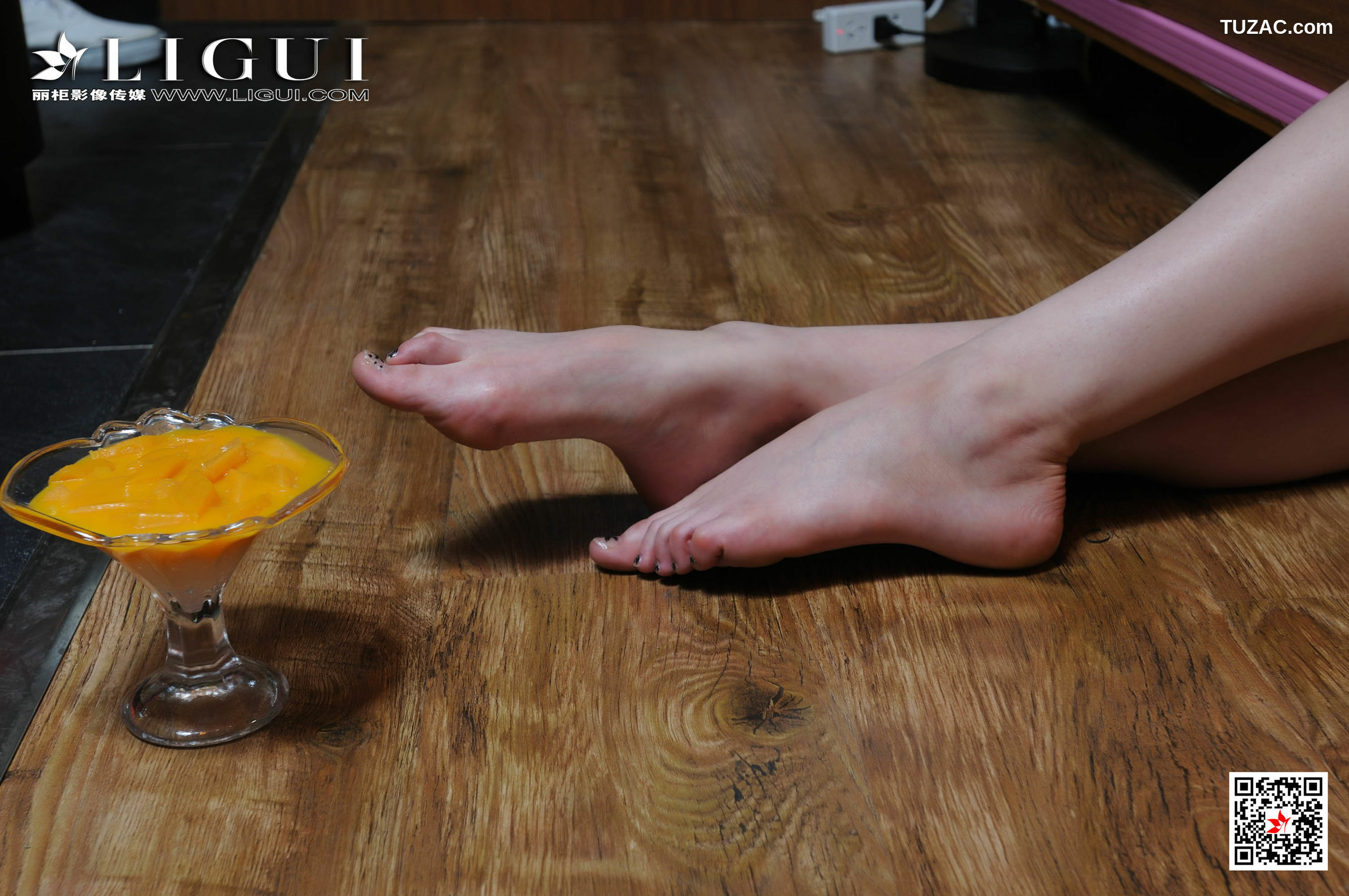 丽柜_ Anna 《街拍高跟》 写真集[72P]