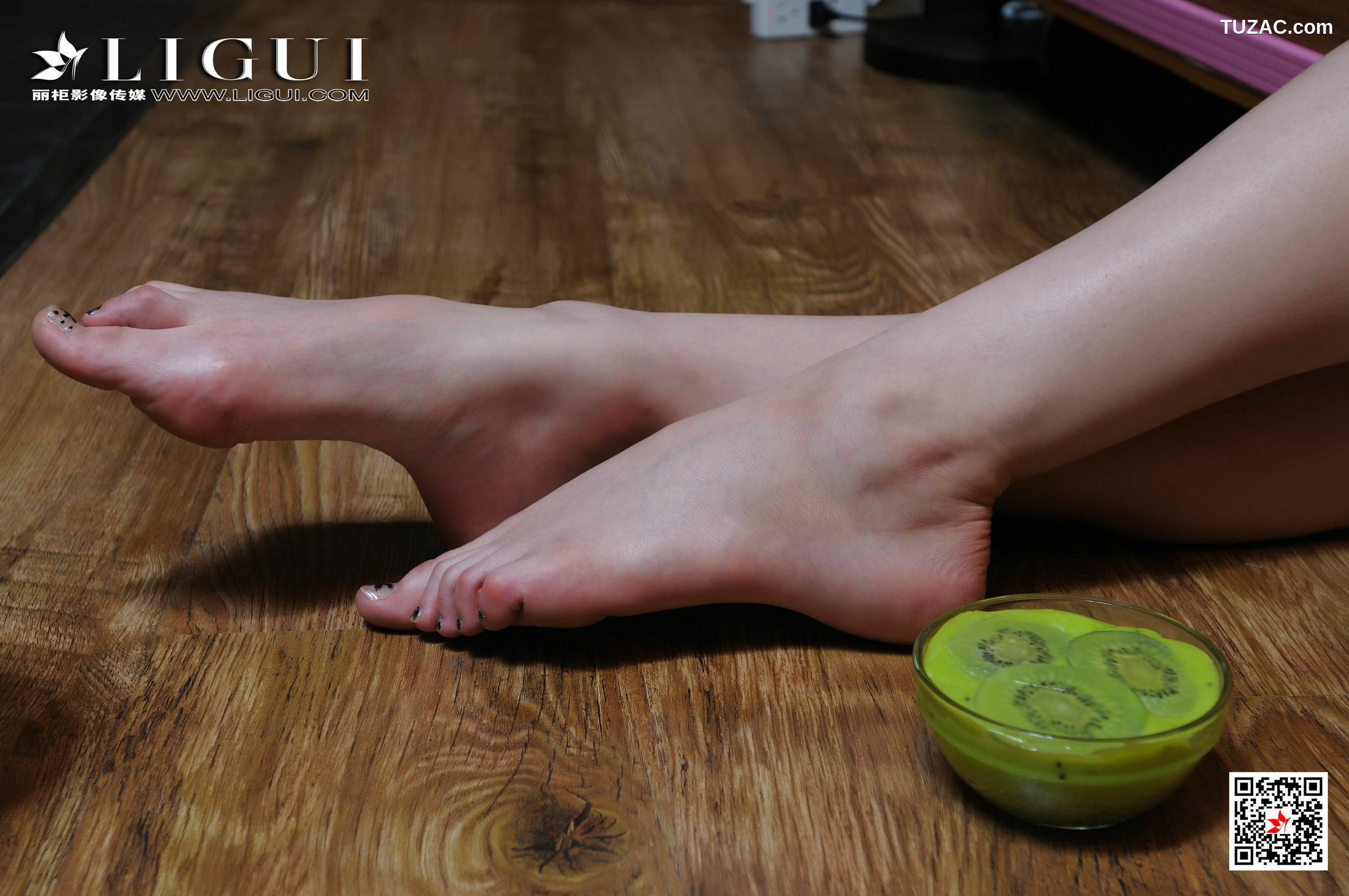 丽柜_ Anna 《街拍高跟》 写真集[72P]