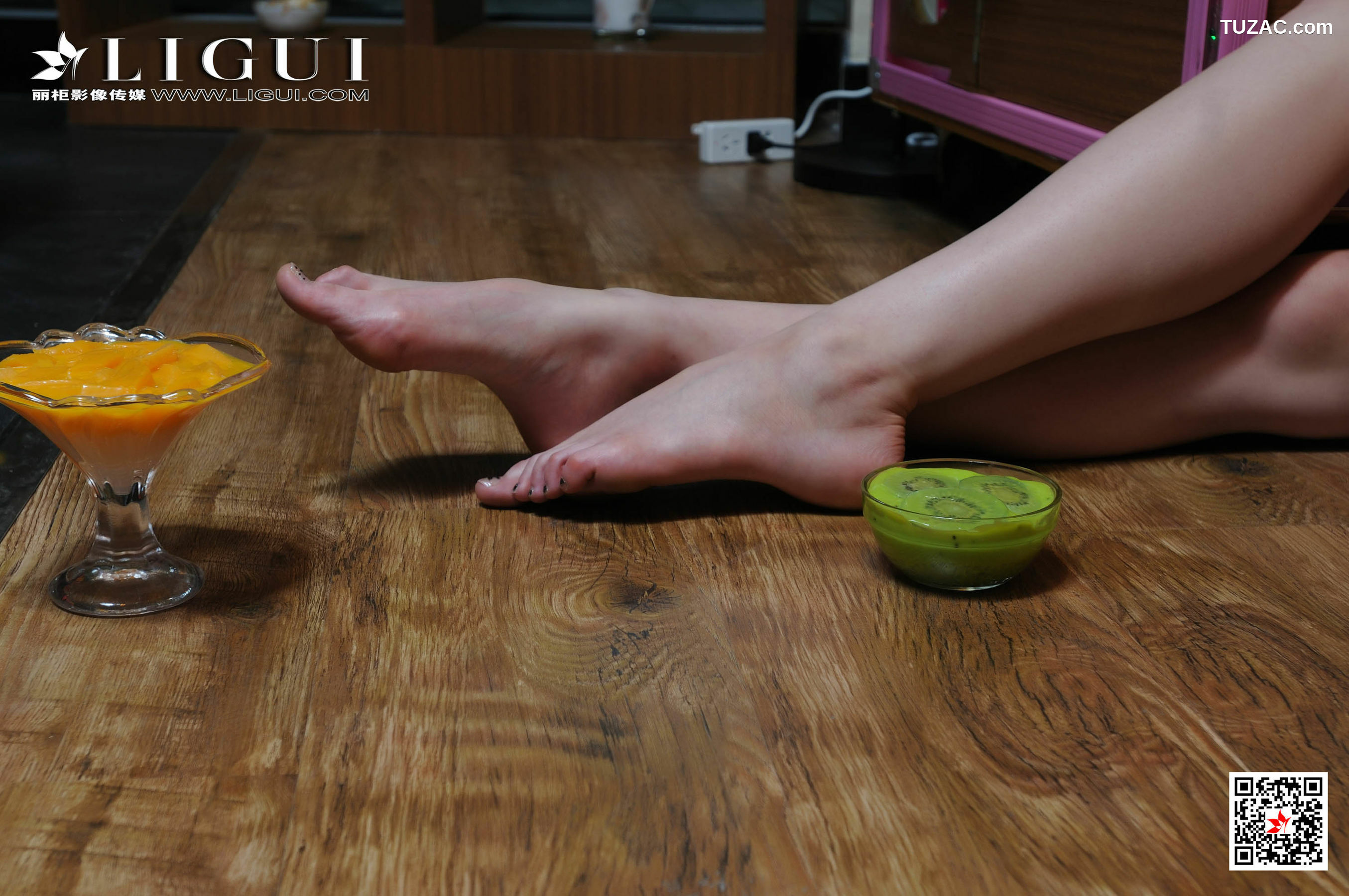 丽柜_ Anna 《街拍高跟》 写真集[72P]