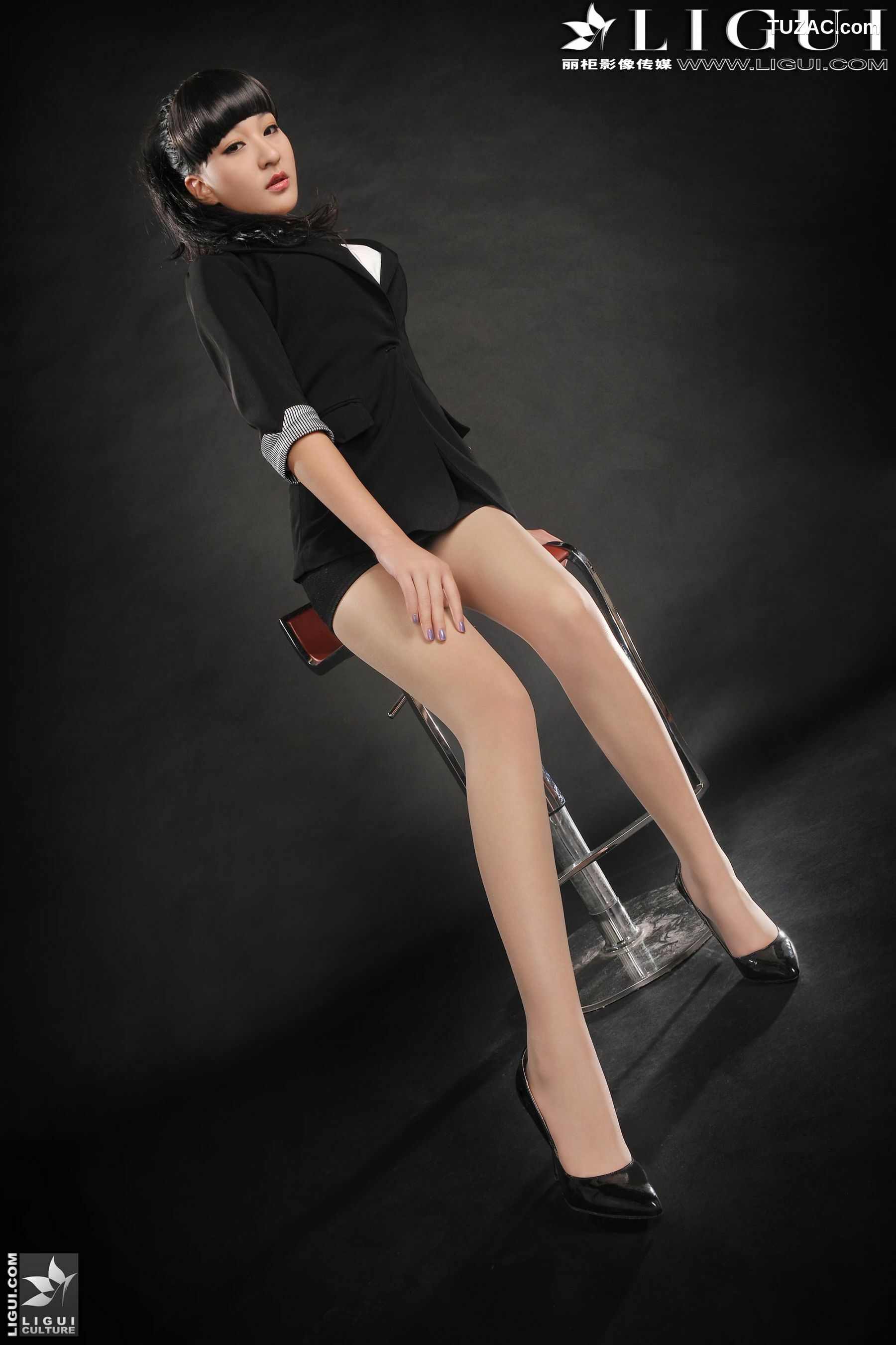 丽柜_ Model Amily《OL职业装高跟美足》上下全集 美腿丝足写真图片[66P]