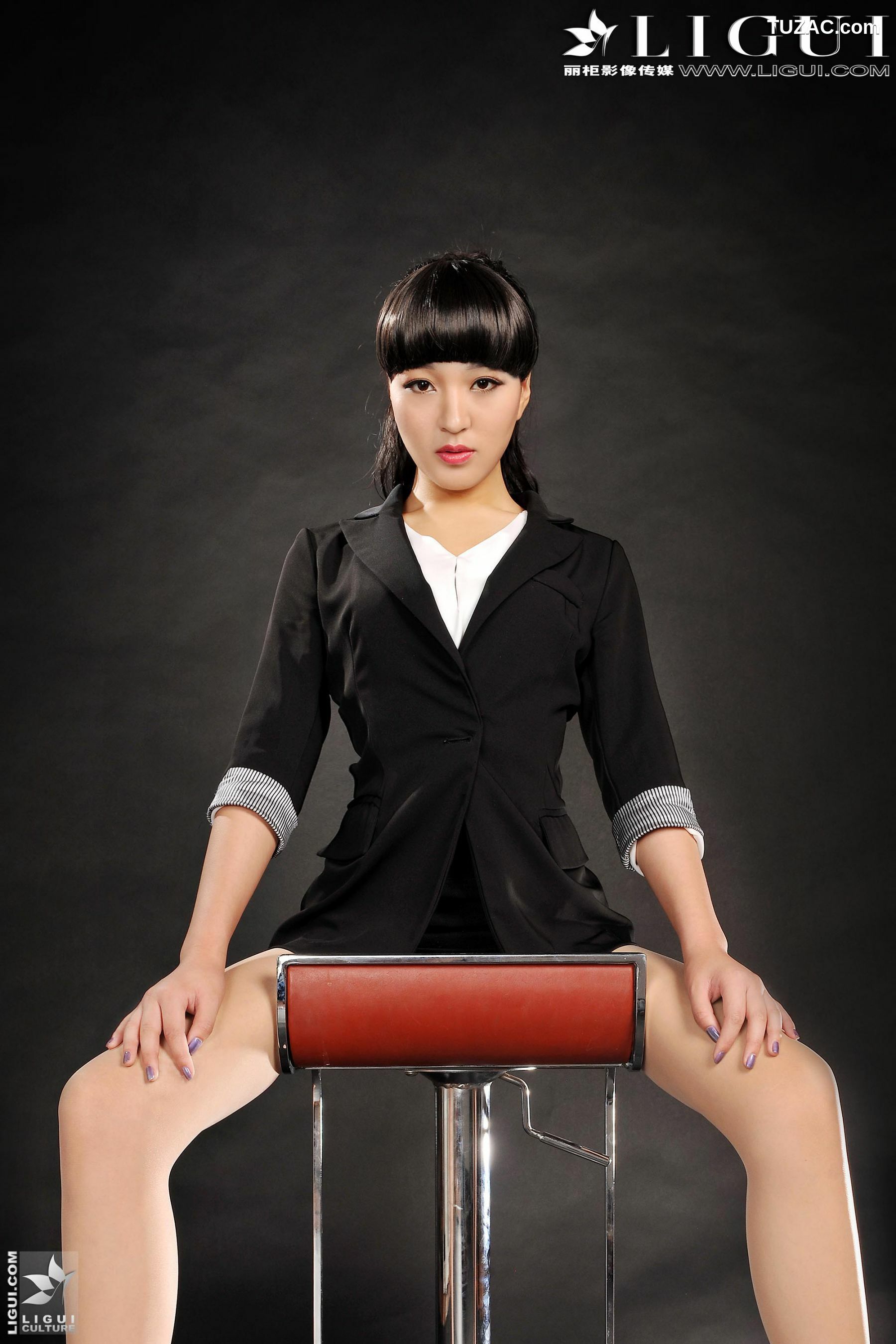 丽柜_ Model Amily《OL职业装高跟美足》上下全集 美腿丝足写真图片[66P]