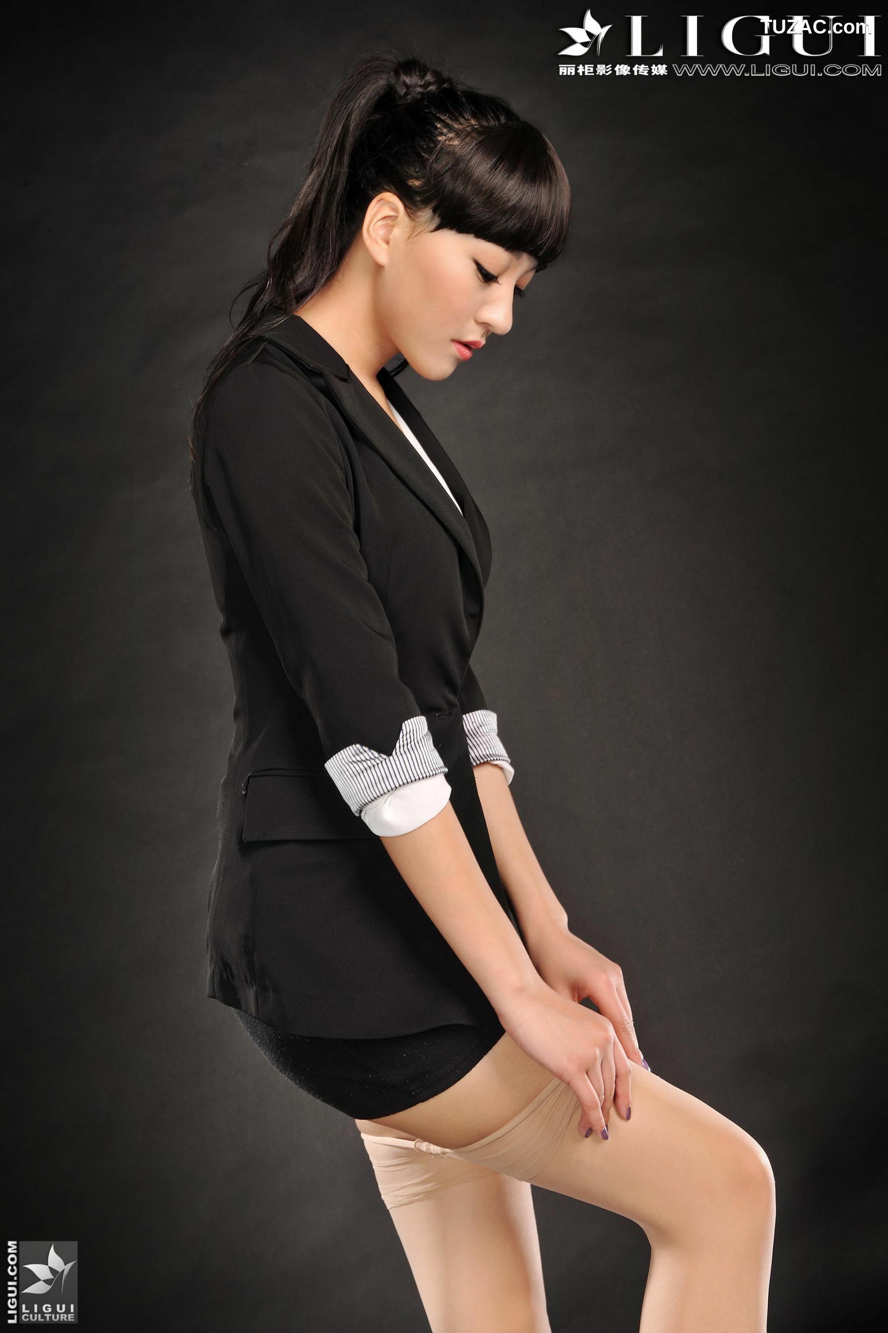丽柜_ Model Amily《OL职业装高跟美足》上下全集 美腿丝足写真图片[66P]