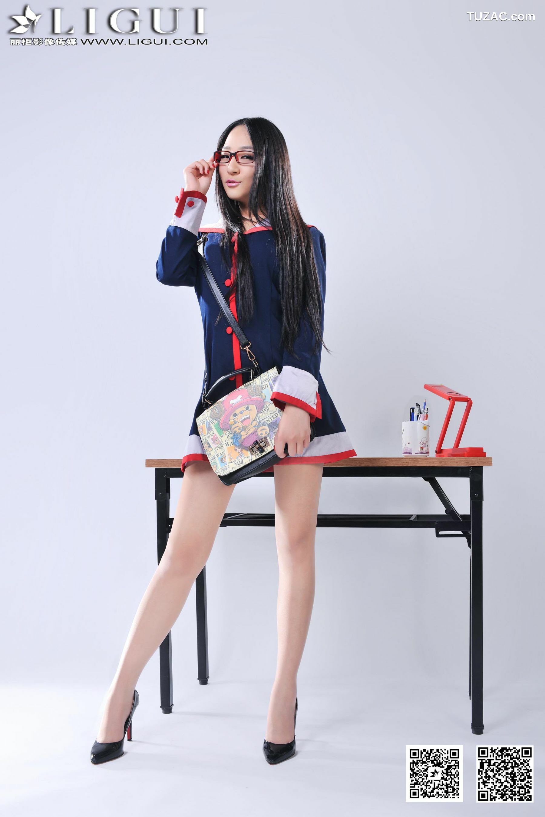 丽柜_ Model Amily《小眼镜学妹丝足》上下全集 美腿玉足写真图片[91P]