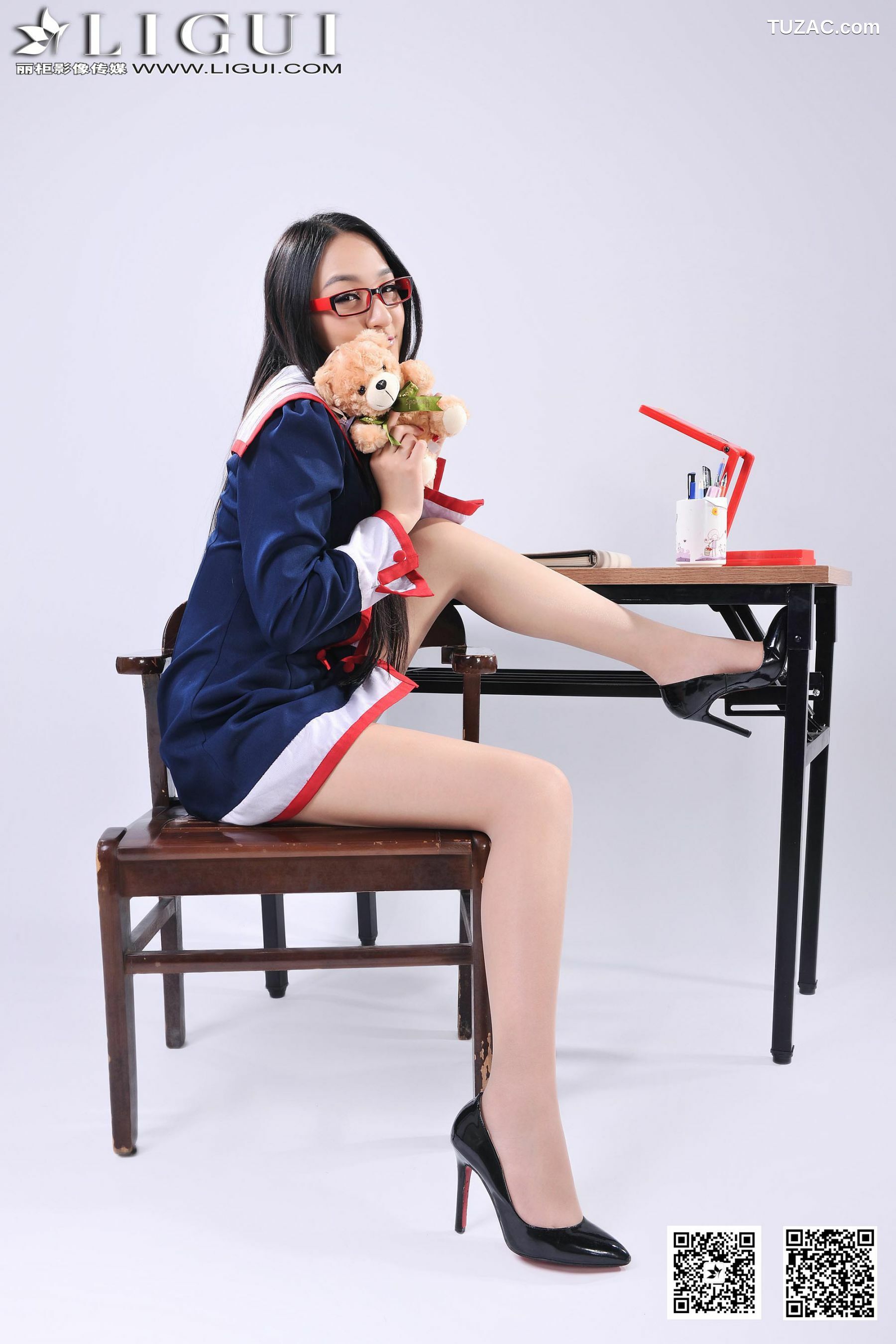 丽柜_ Model Amily《小眼镜学妹丝足》上下全集 美腿玉足写真图片[91P]