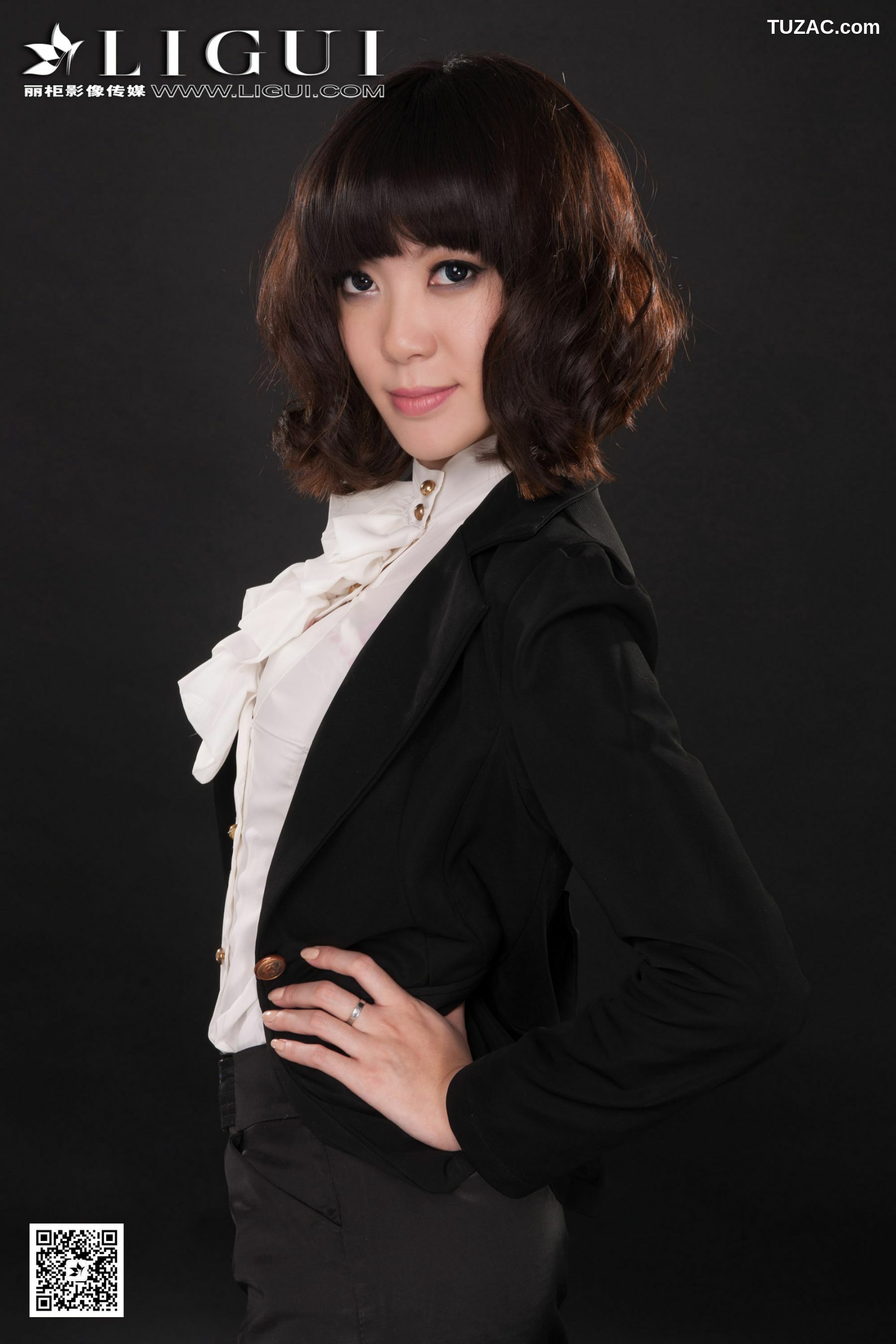 丽柜_ Model 乐乐《职业装丝足高跟》上下全集 美腿玉足写真图片[70P]