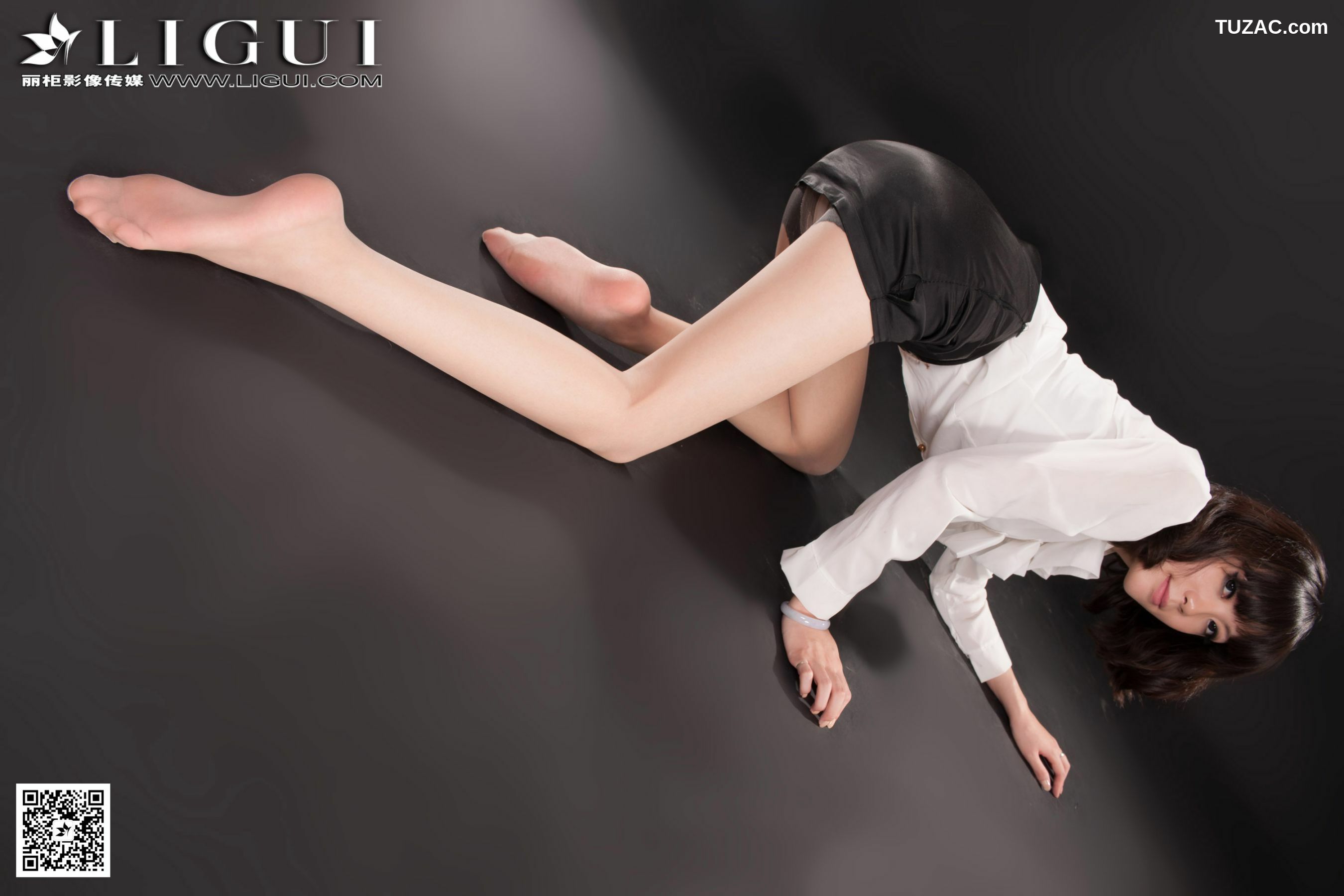 丽柜_ Model 乐乐《职业装丝足高跟》上下全集 美腿玉足写真图片[70P]