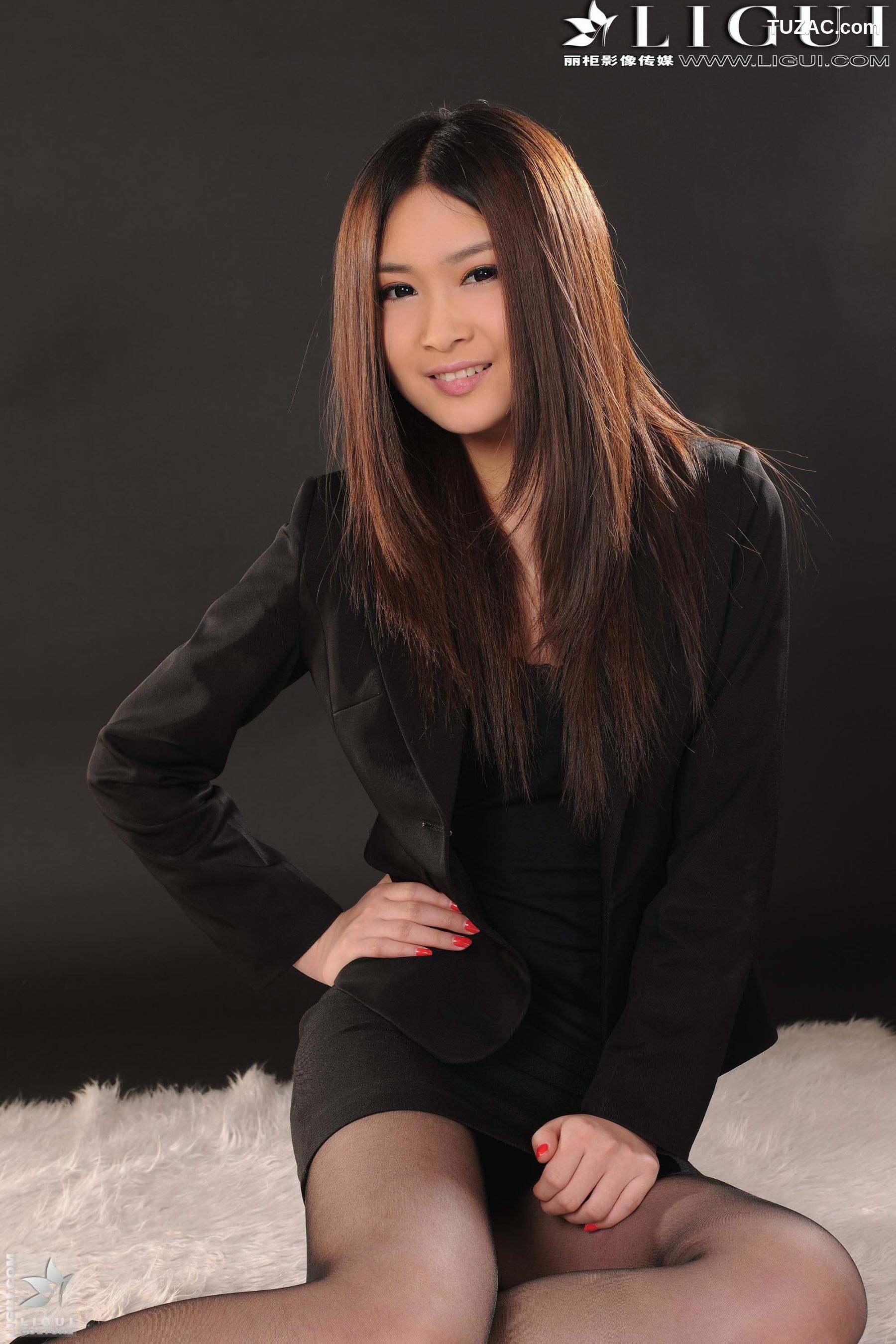 丽柜_ Model 允儿《黑丝OL职业装》 美腿玉足写真图片[46P]