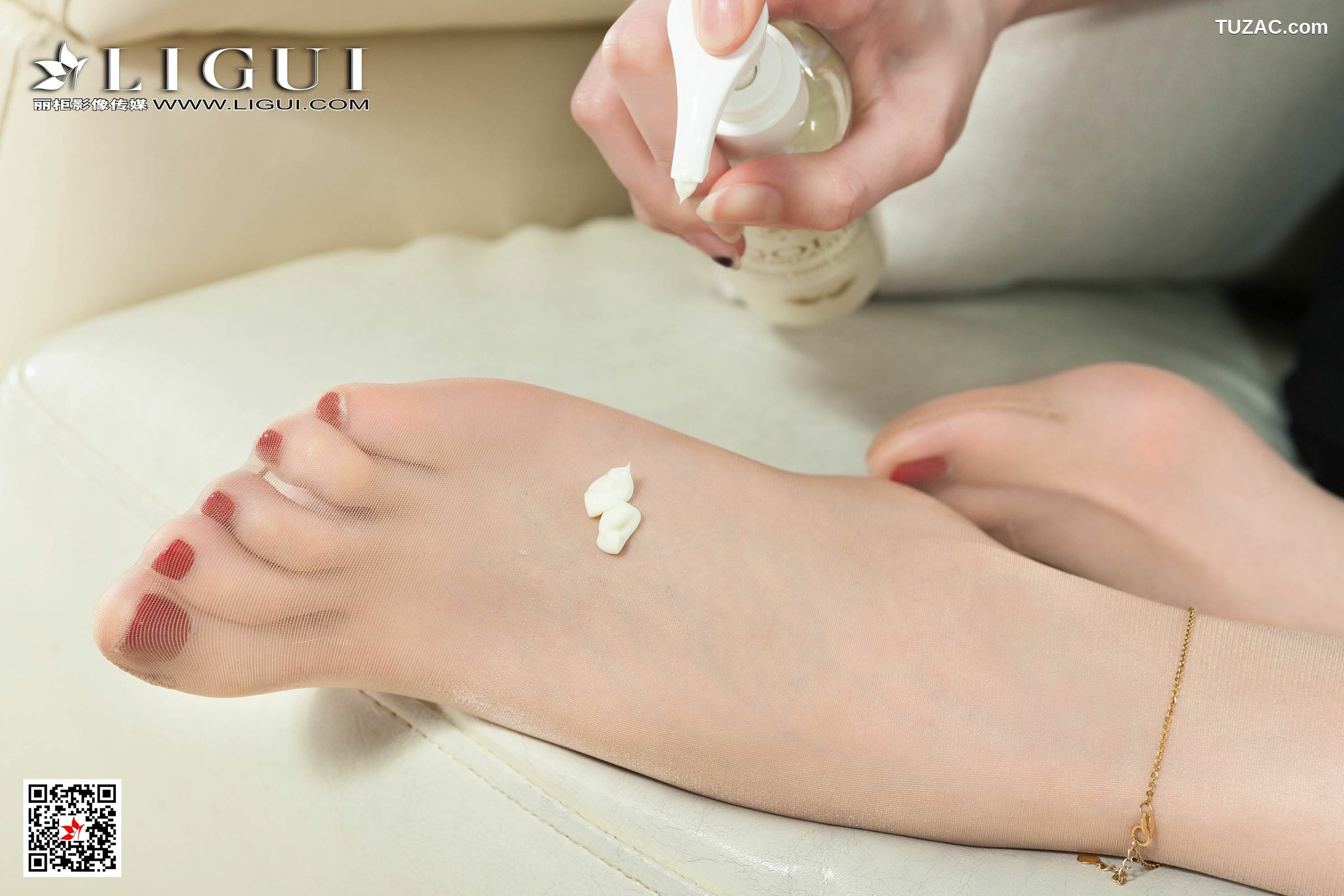 丽柜_ Model 兔子 《吊带肉丝美足》 写真集[86P]