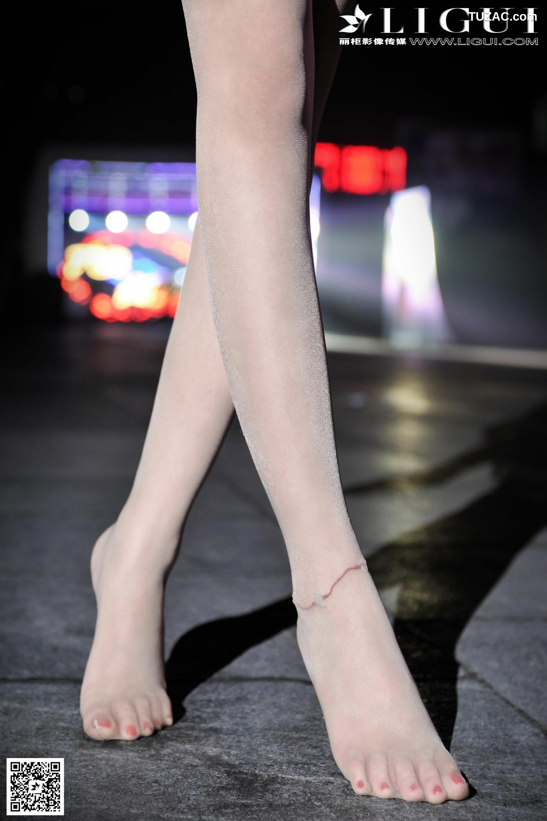 丽柜_ Model 凌凌《超短裙街拍高跟美足》美腿玉足写真图片[40P]