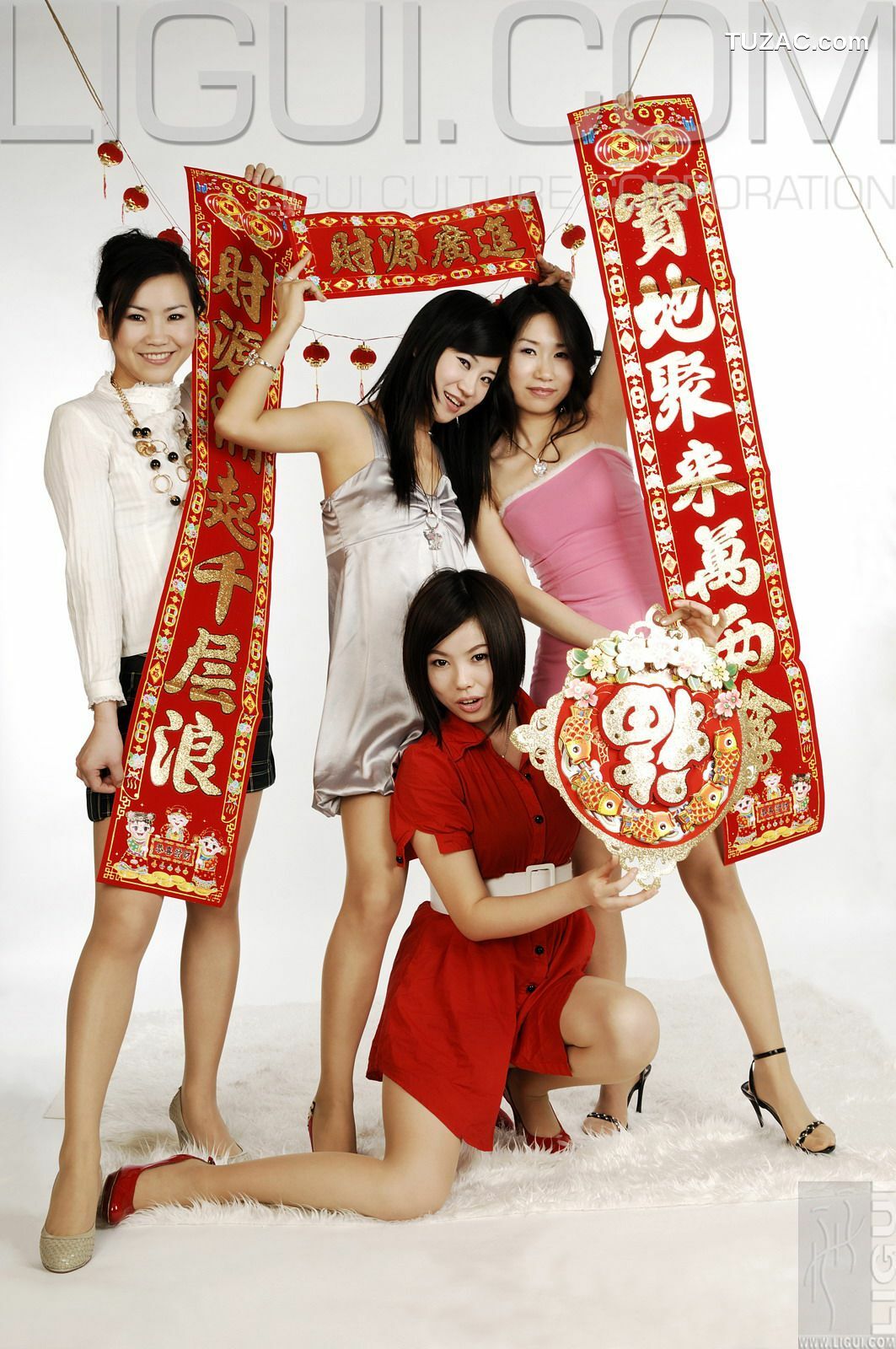 丽柜_ Model 卡鲁鲁＆慕子＆海伦＆由美《鼠年大吉》丝足写真图片[38P]