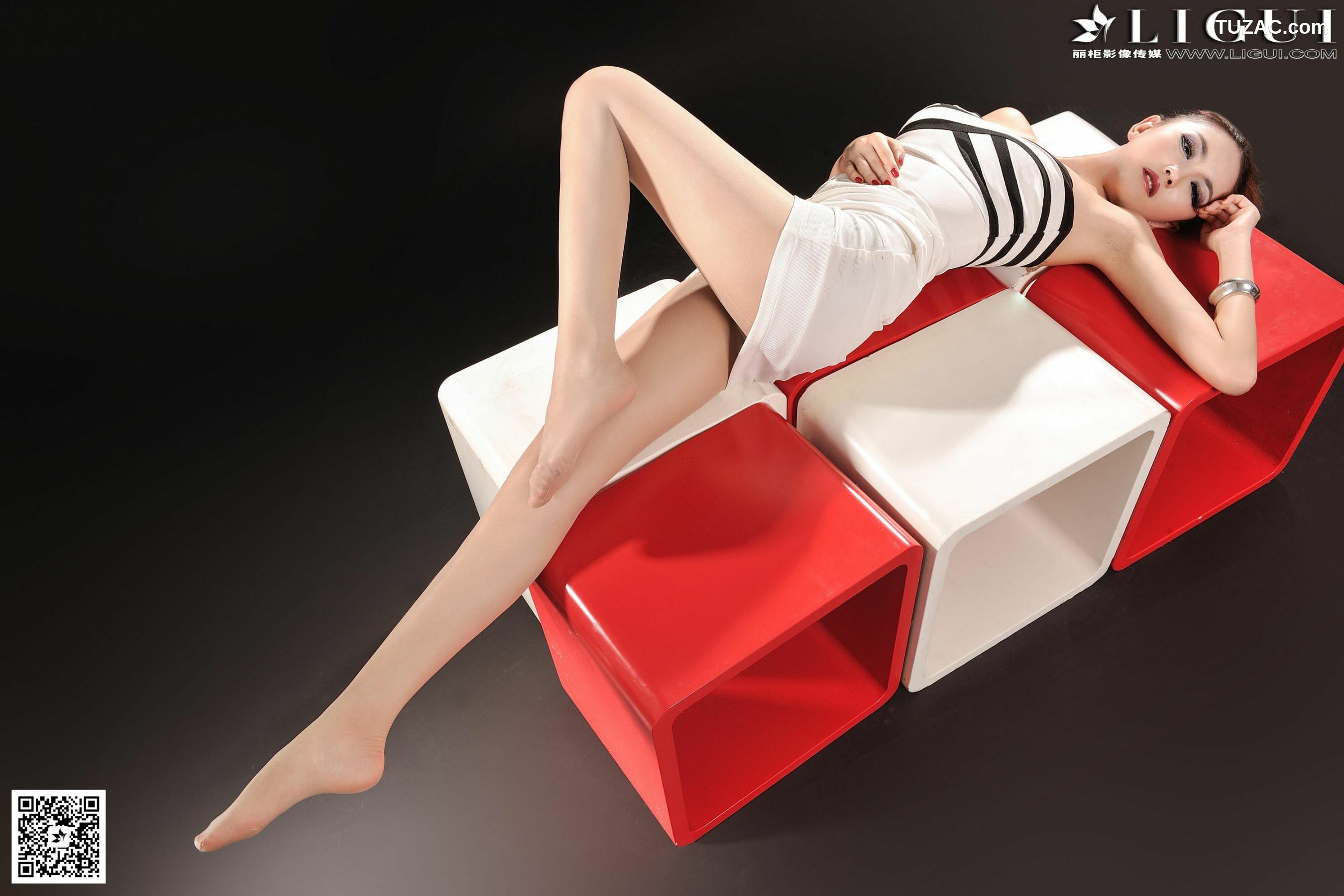 丽柜_ Model 可馨《高贵的丝足女郎》上中下全集 美腿玉足写真图片[111P]