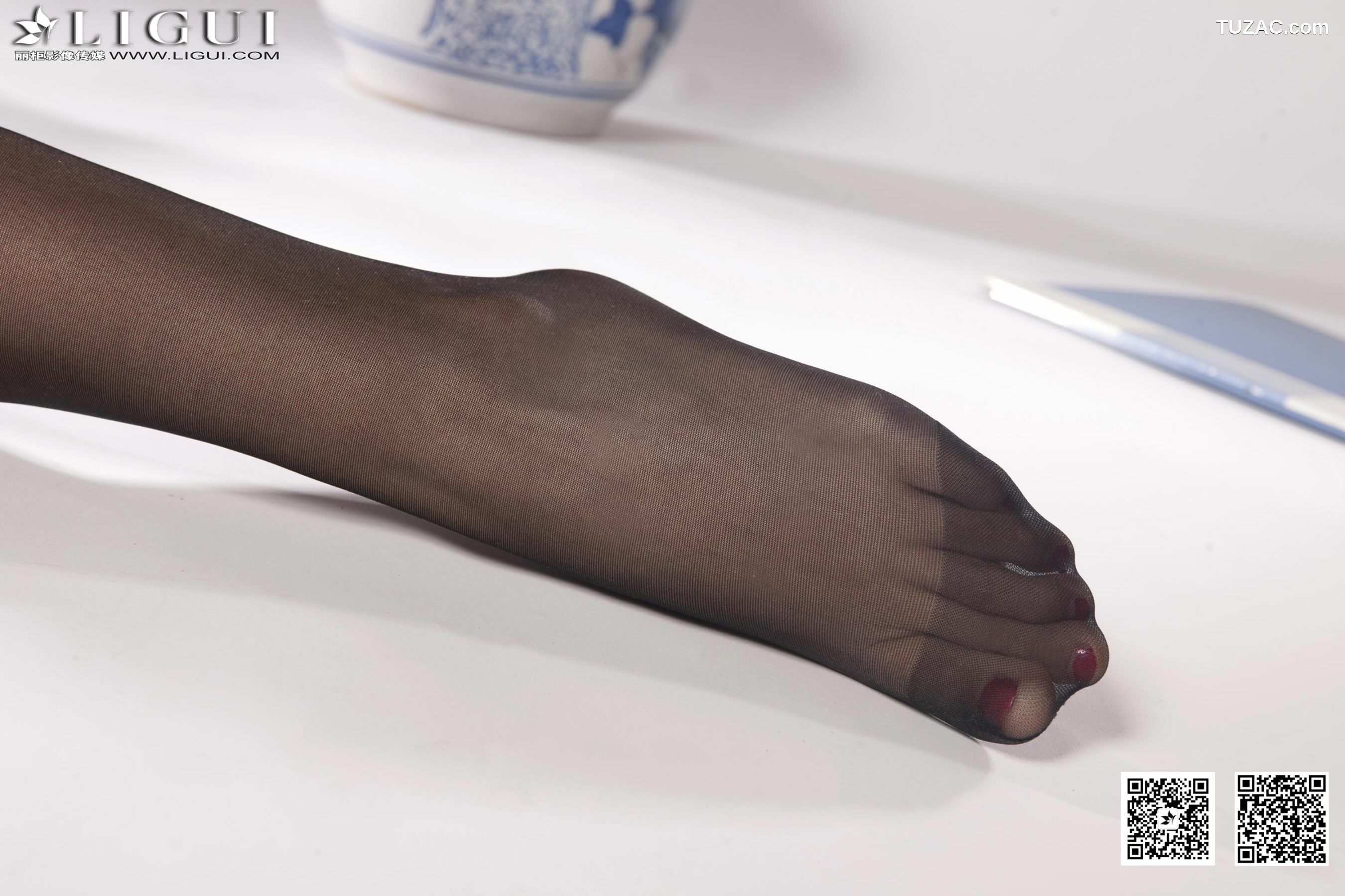 丽柜_ Model 叶子《办公室黑丝美足》美腿玉足写真图片[53P]