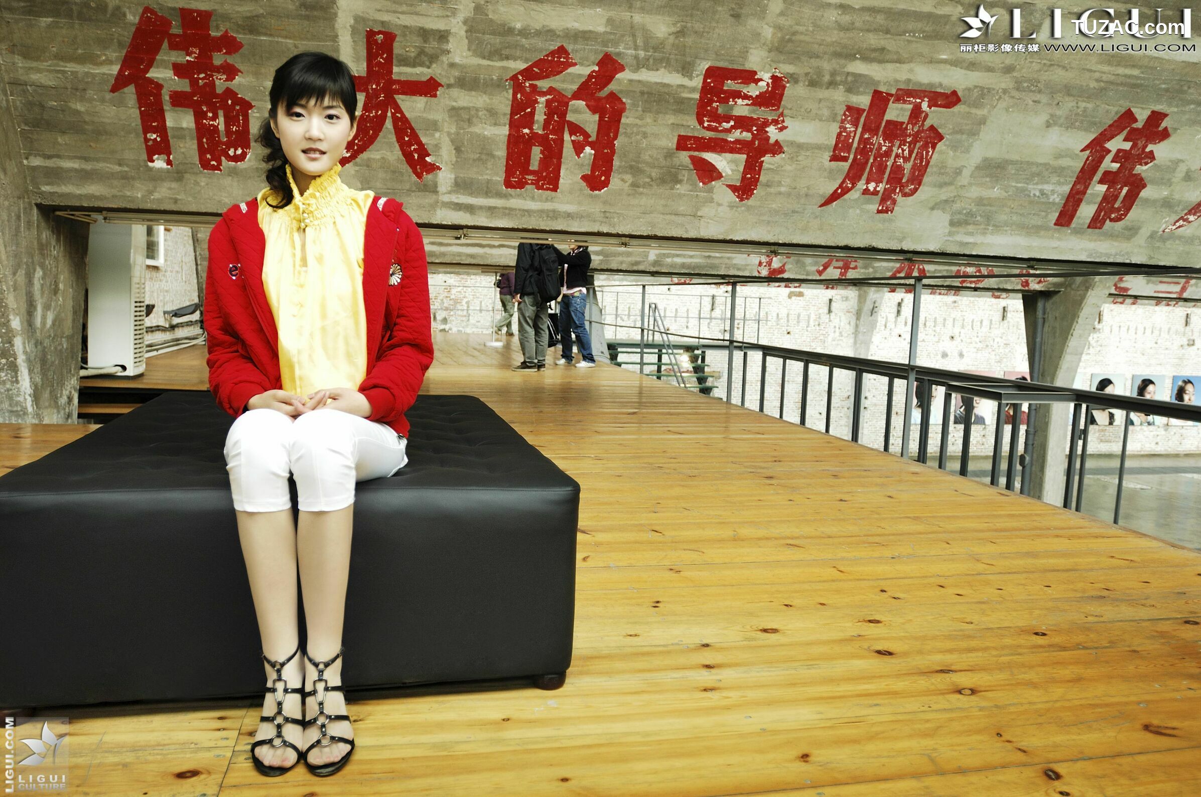 丽柜_ Model 婷婷《街拍高跟系列》美腿丝足写真图片[48P]