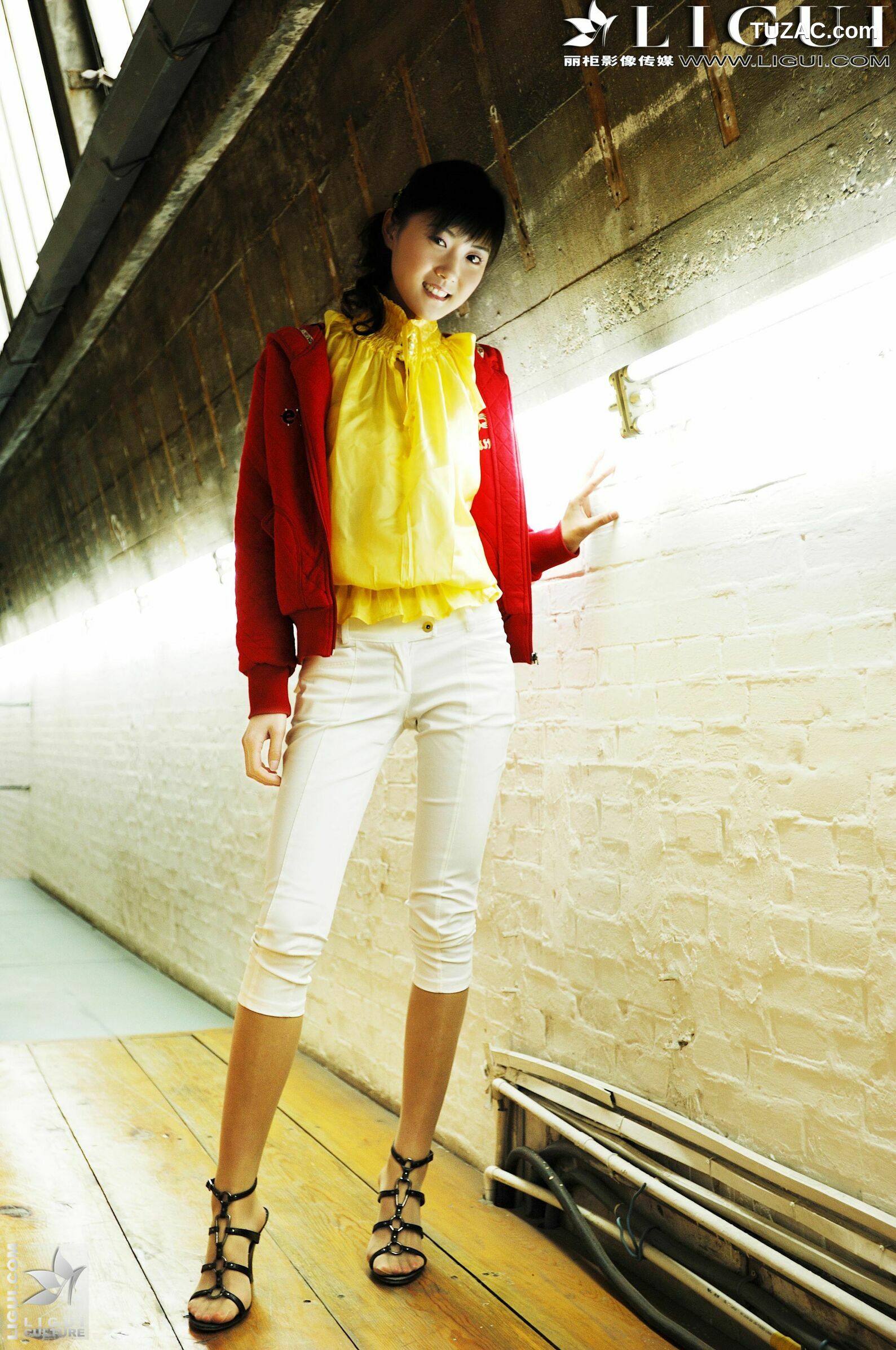 丽柜_ Model 婷婷《街拍高跟系列》美腿丝足写真图片[48P]