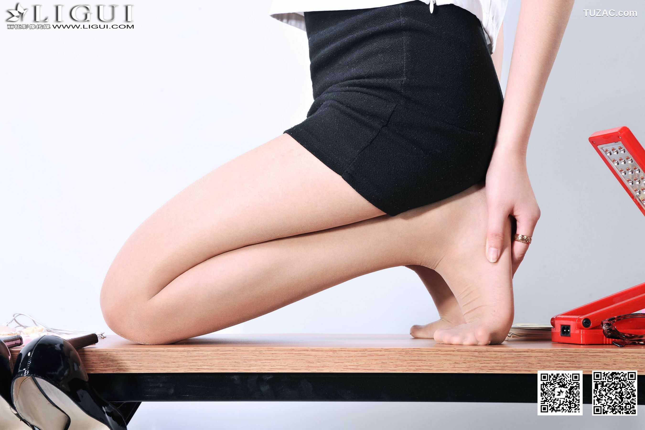 丽柜_ Model 小杨幂《水手服少女丝足》上中下全集 美腿玉足写真图片[111P]