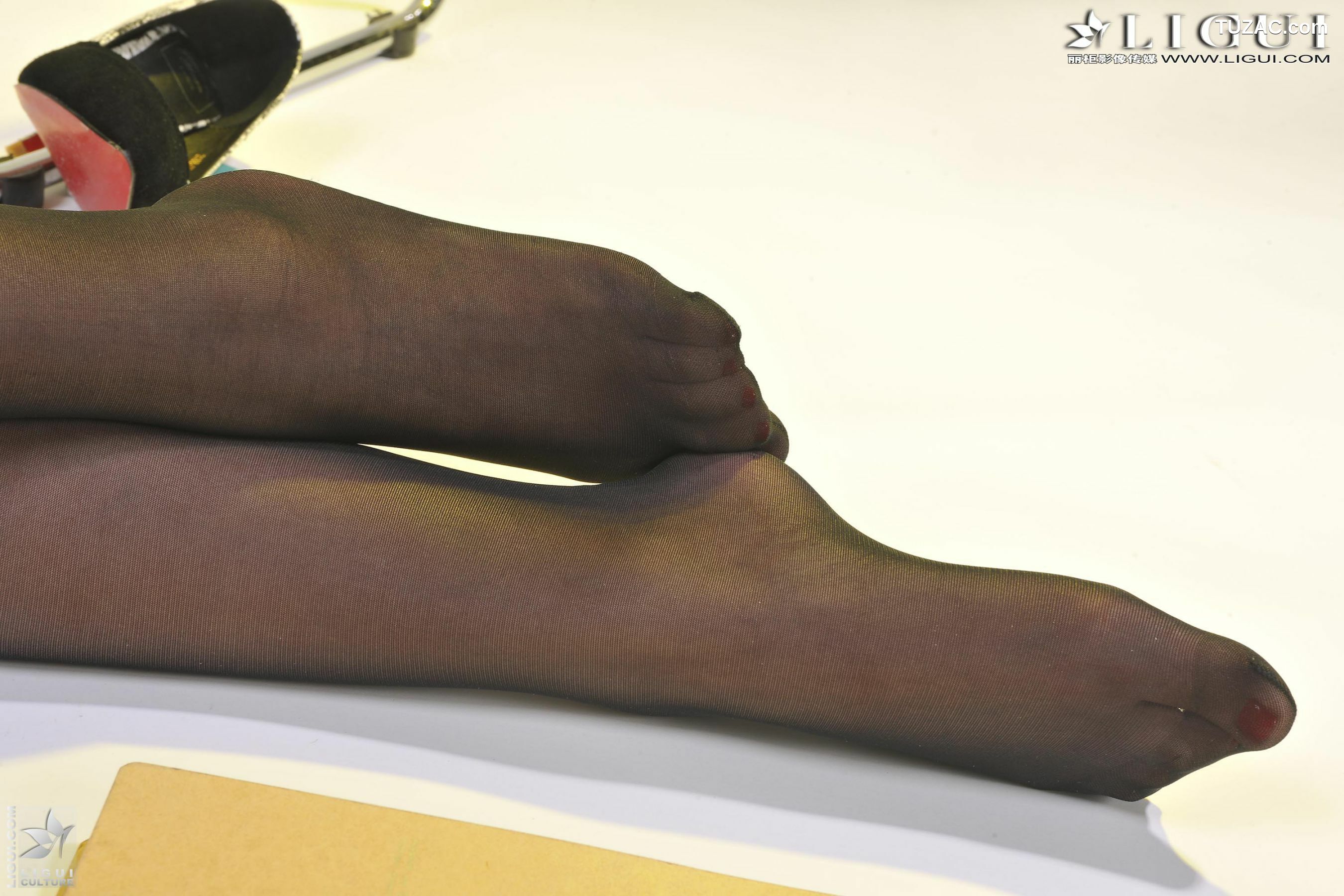 丽柜_ Model 小玉《职业装眼镜女》上下全集 美腿丝足写真图片[73P]