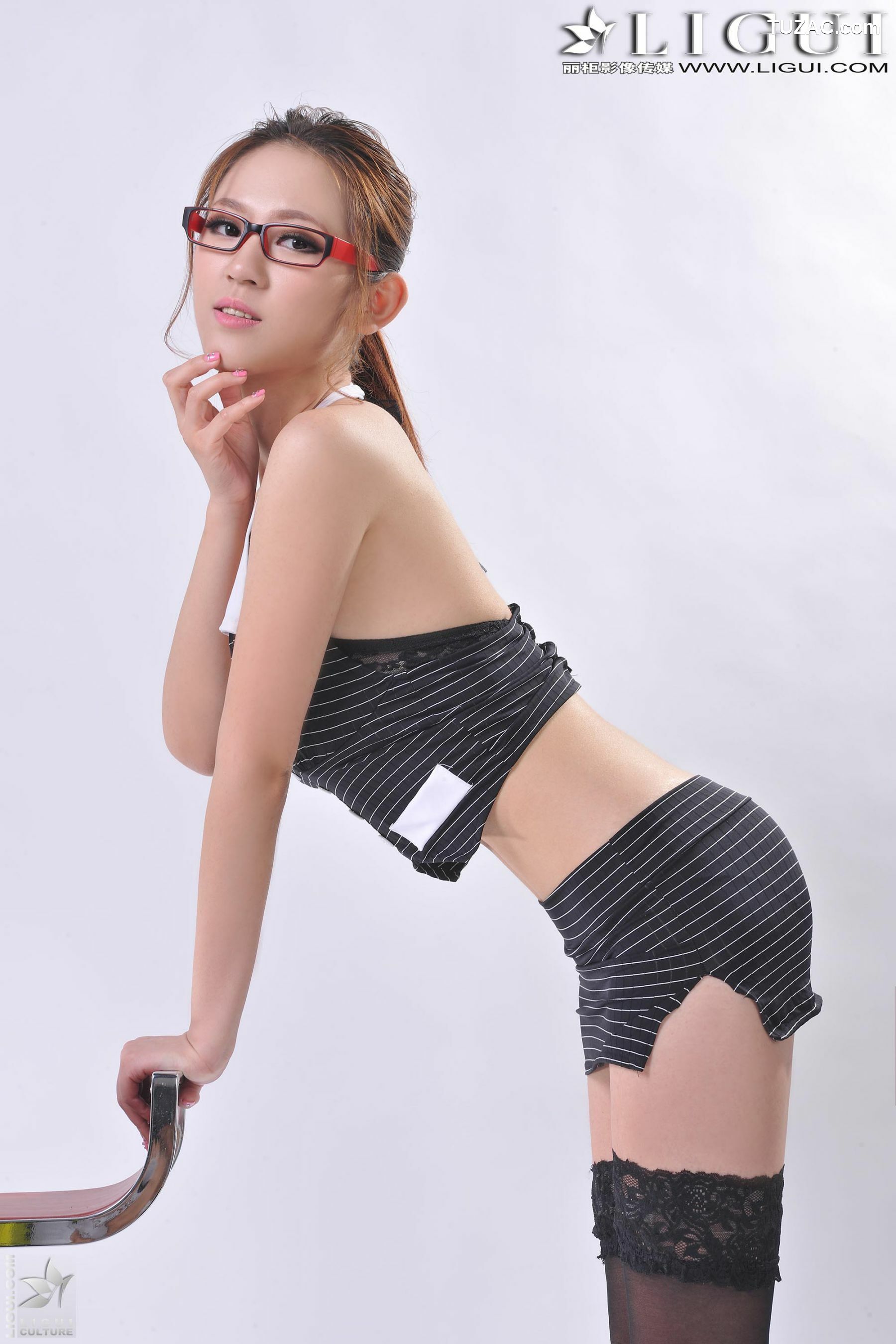 丽柜_ Model 小玉《职业装眼镜女》上下全集 美腿丝足写真图片[73P]