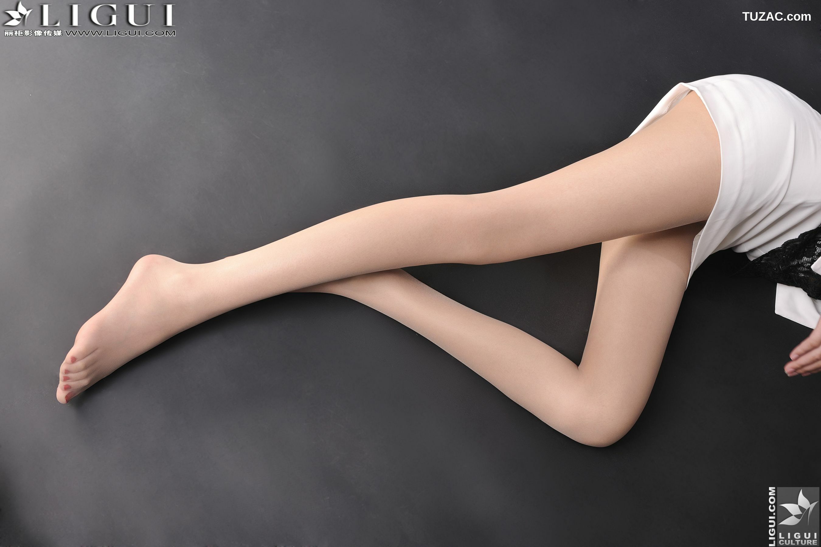 丽柜_ Model 文欣《OL职业装》上下全集 美腿玉足写真图片[56P]